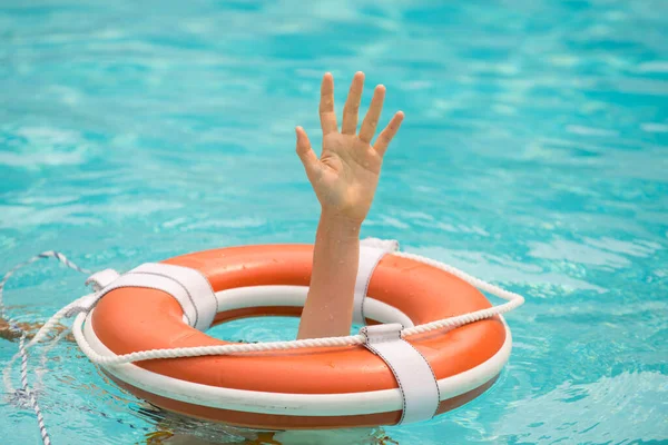 Rettungsring mit den Händen im Wasser. Rettungsring und Überlebenshilfe. Überleben oder sparen. — Stockfoto