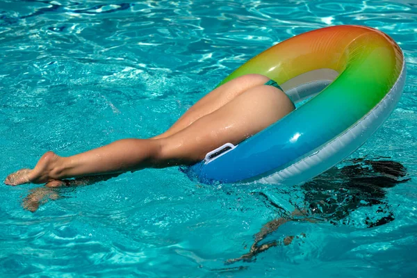 Férias de Verão. Desfrutando de bronzeado do sol Mulher de biquíni na piscina. Viagens de luxo férias de verão. Praia com água do mar azul. — Fotografia de Stock