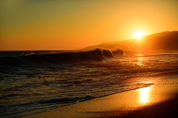 Tramonto sulle onde spiaggia sul mare. Alba estate paesaggio. — Foto Stock