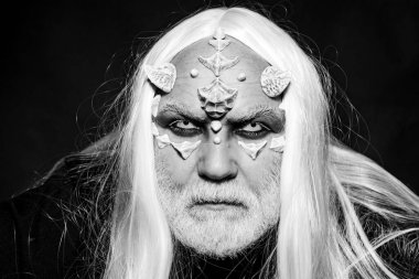 Evinde Boynuzlu Şeytan var, eski usul. Beyaz gözlü bir vampir adam. Boynuzlu kötü adam. Korku ve fantezi konsepti. Yüzünde dikenler olan gizemli savaşçı..