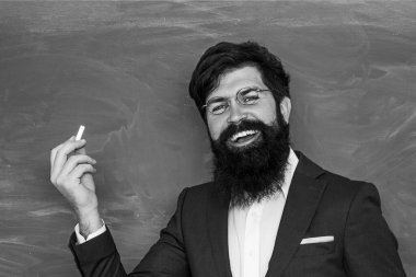 Okula ve mutlu zamanlara. Akademik başarı doğuştan gelen yetenekten daha çok sıkı çalışmayla ilgilidir. Karatahta geçmişi olan bir profesör. Özel ders. Okul kavramı.