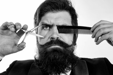 Uzun bıyıklı sakallı adam. Berber dükkanındaki adam. Uzun bıyıklı, sakallı ve beyaz arka planda esmer saçlı yakışıklı bir adam. Berber dükkanındaki acımasız hippi..