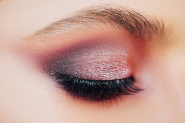 Güzel kadın yüzü. Makyaj modeli. Stüdyoda gri arka planda güzel bir genç kız.