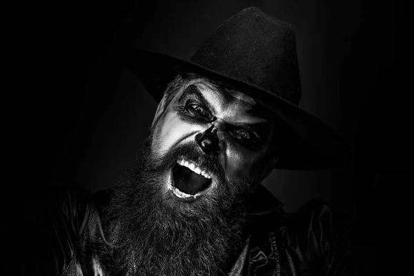 Caras de horror y feliz Halloween. Maquillaje y concepto de miedo para el hombre. Fiesta de Halloween - Hombre demonio sobre fondo negro. —  Fotos de Stock