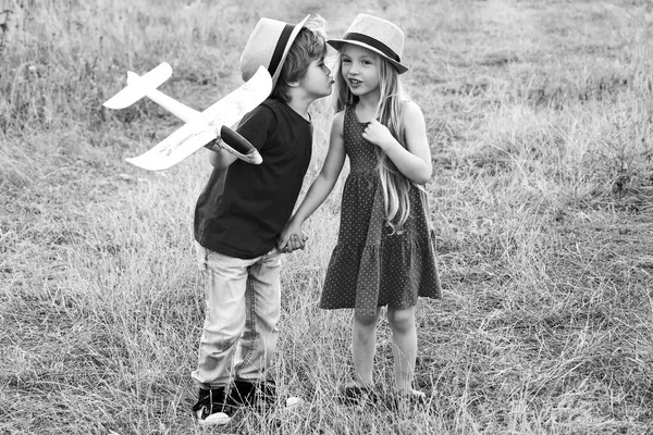 Kinder küssen sich. Liebesgeschichte für süße Kinder. Romantik und Liebe. Kindheit auf dem Land. Schönes kleines Paar - Junge und Mädchen umarmen sich. — Stockfoto