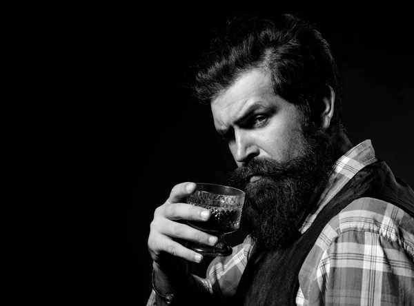 Bärtiger, gutaussehender Mann mit einem Glas Whiskey. Feinsten Whisky schlürfen. Modestilkonzept. Geschäftsmann wird Stress mit Whiskey los. — Stockfoto