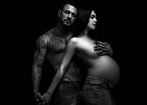 Последние месяцы беременности. беременность. беременная женщина обнимает мускулистого мачо. мужчина и девочка. гигиена и здравоохранение. Будущая жизнь. влюбленная пара. семейные узы. Материнство и подготовка — стоковое фото