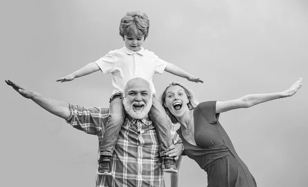 Koncept rodinné generace a vztahů. Koncept přátelské rodiny. Dědeček a malý vnuk s matkou hrající na modré letní obloze. — Stock fotografie