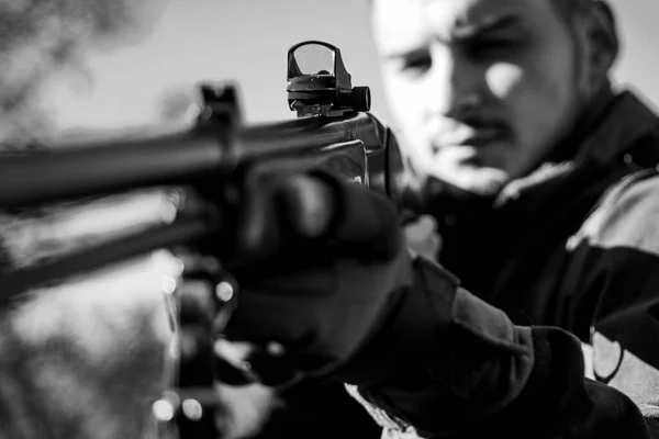 Chasseur visé fusil dans la forêt. Un chasseur. Période de chasse, saison. Homme avec un pistolet. — Photo