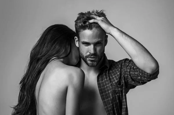 Pasión y tacto sensual. Relación íntima y relaciones sexuales. Hombre dominante. Besos de primer plano besándose. Beso de pareja sensual. Te amo. Pareja enamorada. —  Fotos de Stock