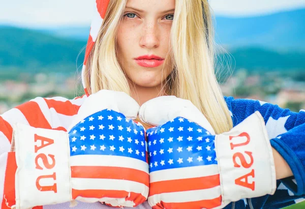 Boxeador americano. Bandera de Estados Unidos - mujer mostrando bandera americana en guante de boxeo. Mujer americana celebrando el 4 de julio - Día de la Independencia. — Foto de Stock