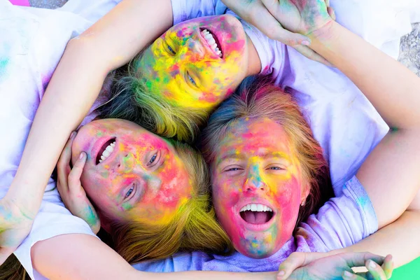 Birleşin. Çılgın hippi kızlar. Yaz havası. Mutlu gençlik partileri. İyimser. Bahar titreşimleri. Olumlu ve neşeli. Yaratıcı vücut sanatı olan çocuklar. Renkli neon boya makyajı. dostluk ve kardeşlik — Stok fotoğraf