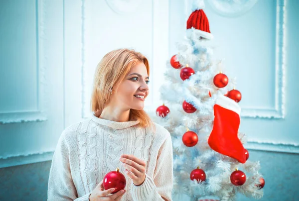 Ambiente navideño casero. Mujer joven de Navidad. Vacaciones de invierno y concepto de personas. Preparación navideña. Le deseamos un árbol de navidad feliz. —  Fotos de Stock