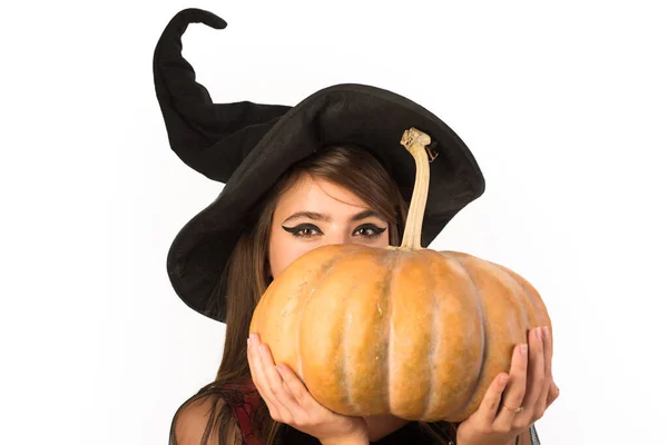 Latarnia dyniowa. Cukierek albo psikus. Kobieta pozująca z Dynią. Piękna młoda zaskoczona kobieta w kapeluszu czarownice i kostium gospodarstwa dyni. — Zdjęcie stockowe