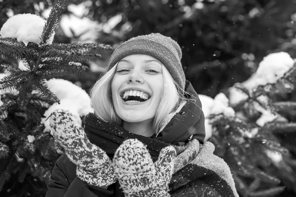 Hora de invierno. Feliz linda chica en invierno sombrero de punto que sopla un beso de aire. Foto al aire libre de una mujer rubia feliz divirtiéndose en vacaciones. —  Fotos de Stock