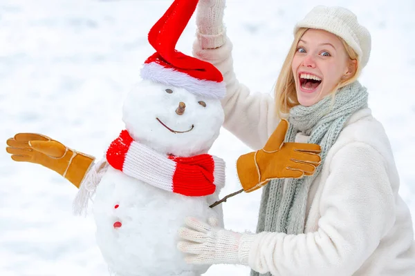 Téli jelenet boldog emberek fehér hó háttér. Téli nap. Lány játszik hóember a téli parkban. — Stock Fotó