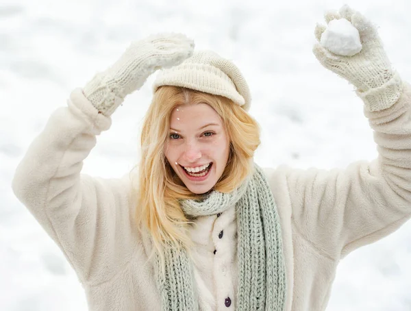 Snöboll. Vacker ung kvinna på vintern. Säsong av vintern. Porträtt av en lycklig kvinna på vintern. Glada flicka utomhus. Lycklig ung flicka spelar snöboll kamp. — Stockfoto