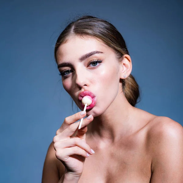 Chica sexy lamer piruleta. Dulces en la lengua oral. La joven sensual chupa caramelos. Liras rojas con lápiz labial. — Foto de Stock