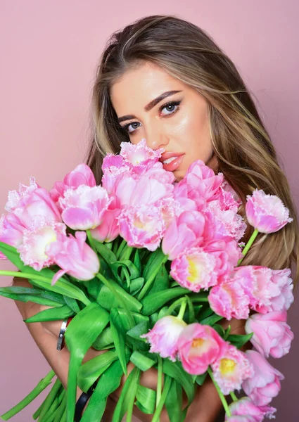 Сексуальная девушка с цветами. Модель держит тюльпаны, весенний вид, — стоковое фото