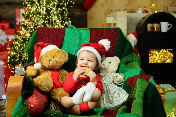 Weihnachtsporträt des süßen kleinen Babys mit Weihnachtsmütze zu Hause. — Stockfoto