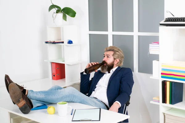 Verveelde dronken zakenman aan het eind van de werkdag. Zakenman drinkt van stress. — Stockfoto