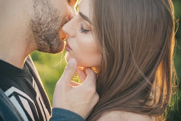 Romantik, güzel sevgililer öpüşüyor. Aşıklar romantik anlar yaşarlar.