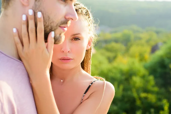 Beautiful couple closing to kiss. Woman smelling mans perfumes neck. Sexy Aroma. Kisses lovers. — Stock Photo, Image