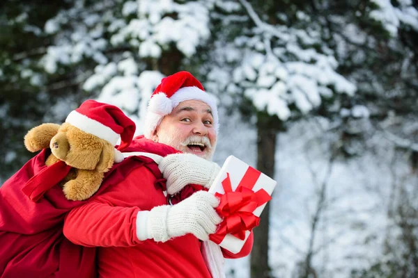 サンタクロースは大きな赤い袋で。メリークリスマスと大晦日のコンセプト. — ストック写真