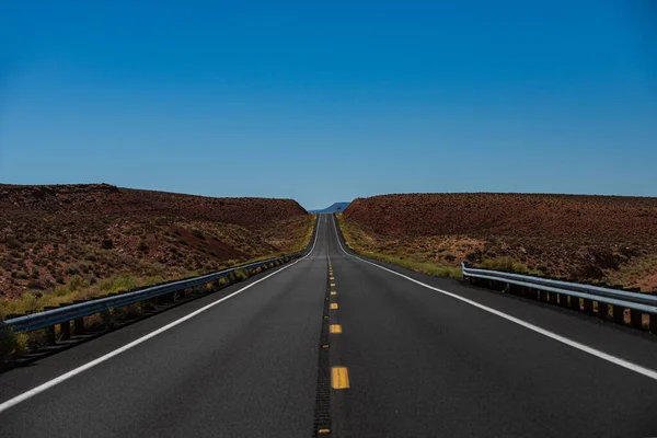 Long straight road. Asphalt road panorama on sunny summer day. — Stock Photo, Image
