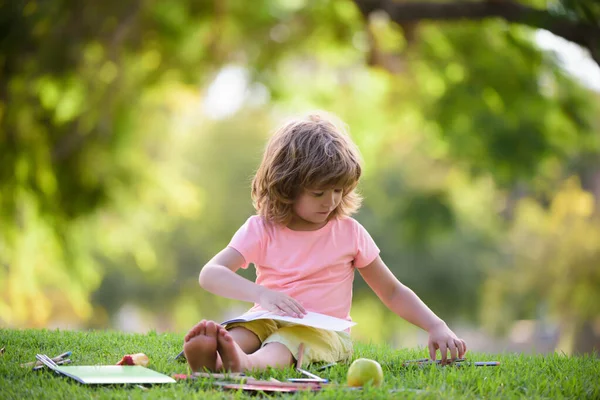 Schüler beim Hausaufgabenlernen im Park. Bildung für Kinder im Freien. — Stockfoto