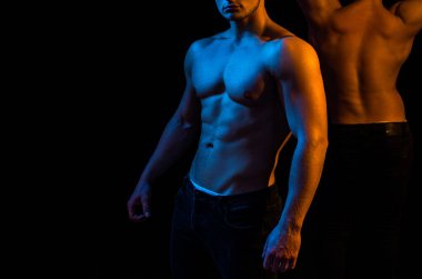 Kaslı erkekler vücut ve omuz kasları. Kaslı seksi geyler..