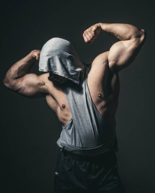 Kaslı erkek vücudu ve omuz kasları. Kaslı seksi eşcinseller. Güçlü erkek modeli.