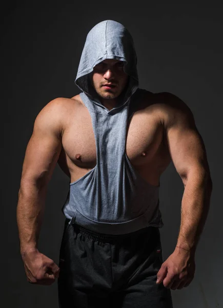Svalnatý muž tělo a silné ramenní hrudní svaly. — Stock fotografie