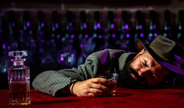 Депрессивный пьяный мужчина спит с головой на столе в баре — стоковое фото
