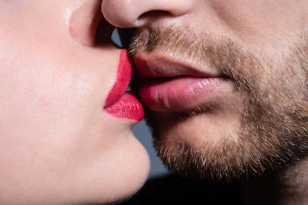 Pussande par förälskade. Beskärda makro kyssar ansikte, närbild. — Stockfoto