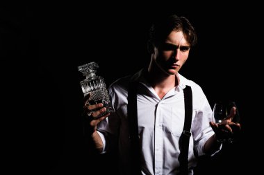 Konyaklı adam. Yakışıklı barmen viski içer..