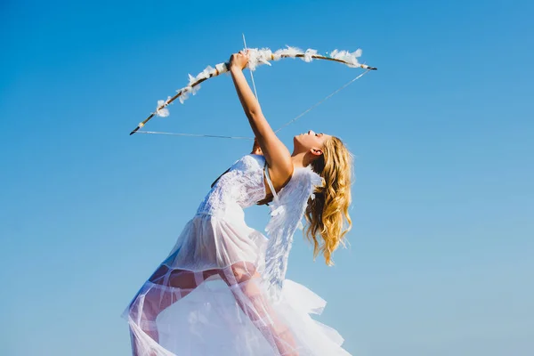 Angel adolescente con alas blancas de plumas. Cupido dispara un arco. — Foto de Stock