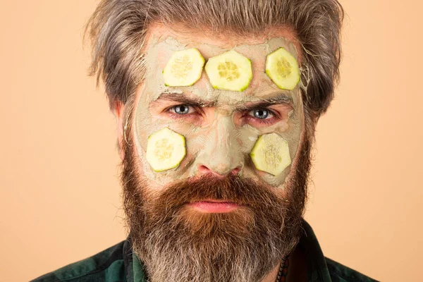 Man applying clay mask, Man with facial treatment. — Stock Photo, Image