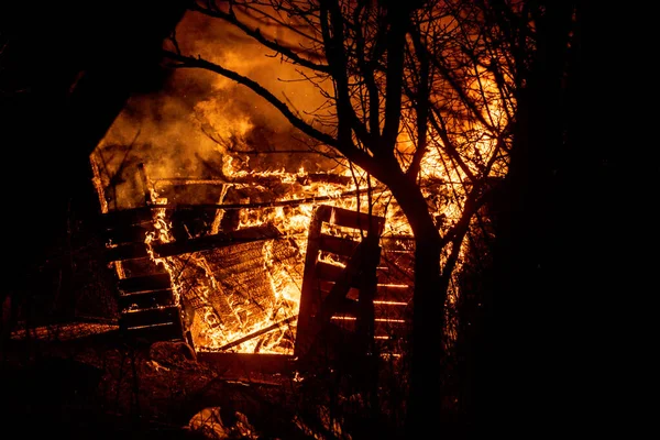 Fuego en la casa. Quema con llamas. Casa en llamas. Casa unifamiliar totalmente destruida por el fuego. — Foto de Stock