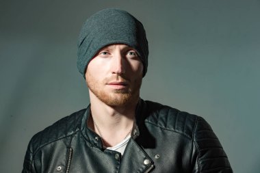 Yakışıklı, kendine güvenen adam. Stüdyoda poz veren ciddi biri..