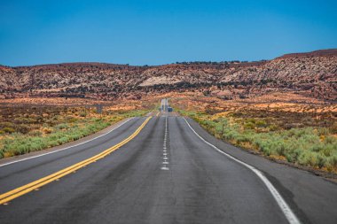 Boş yolu olan panoramik siluet. Uzun Çöl Otobanı Kaliforniya.