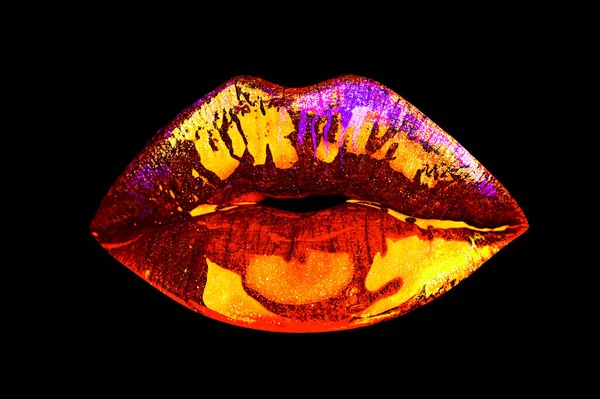 Sexy pralle Lippe. Neon-Regenbogen-Lippenstiftfarbe, goldener Mund. Vereinzelt auf schwarzem Hintergrund. — Stockfoto