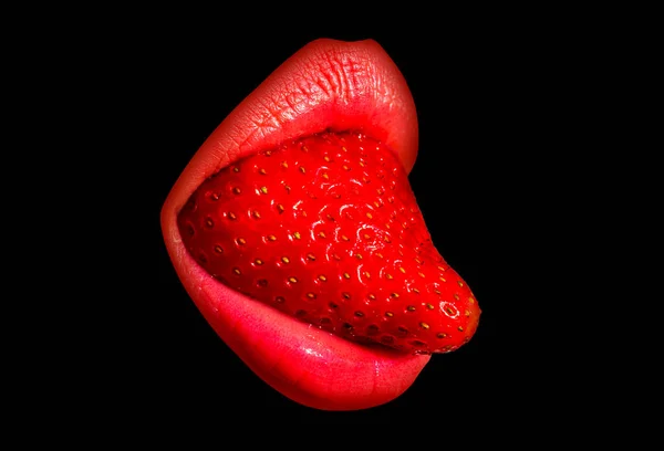 Sexy boca labios con lengua de fresa, aislado en negro. — Foto de Stock