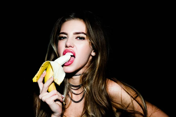 Mujer sexy comiendo plátano. Frutas tropicales. Alimentación saludable. —  Fotos de Stock