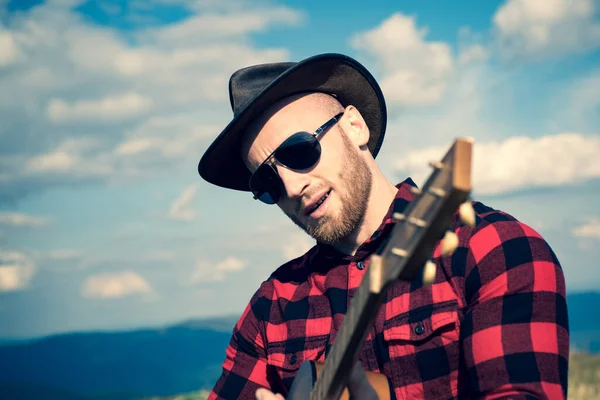 Casual man, levensstijl. Close-up portret van Cowboy westerse mannen spelen op gitaar. Lifestyle wandelconcept. — Stockfoto