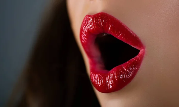 Wow Miene, offener Mund, Mund. Kunstlippen, ehrfürchtige und überraschende Frauengefühle, Erotik. Nahaufnahme sexy Lippe. — Stockfoto