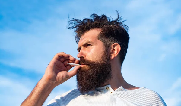 Zblízka mladý muž kouření cigarety. — Stock fotografie