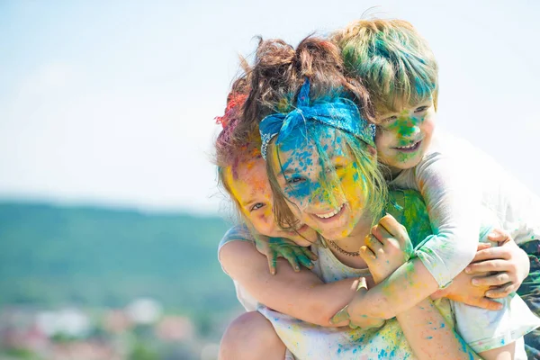 Leuchtende Sommerfarben. Glückliche Kinder lachen und umarmen sich im Freien. Süß childre having fun draußen. — Stockfoto