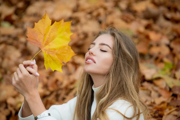 가을에 기분좋게 포즈를 취하고 좋은 날씨를 즐기는 상냥하고 귀여운 아가씨. — 스톡 사진
