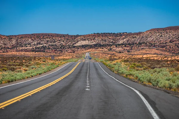 Panorama-Skyline mit leerer Straße. Langer Wüsten-Highway Kalifornien. — Stockfoto